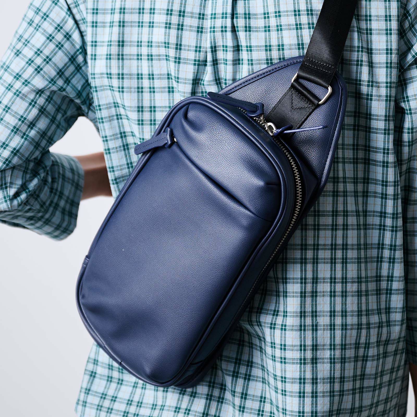 合皮ボディバッグ