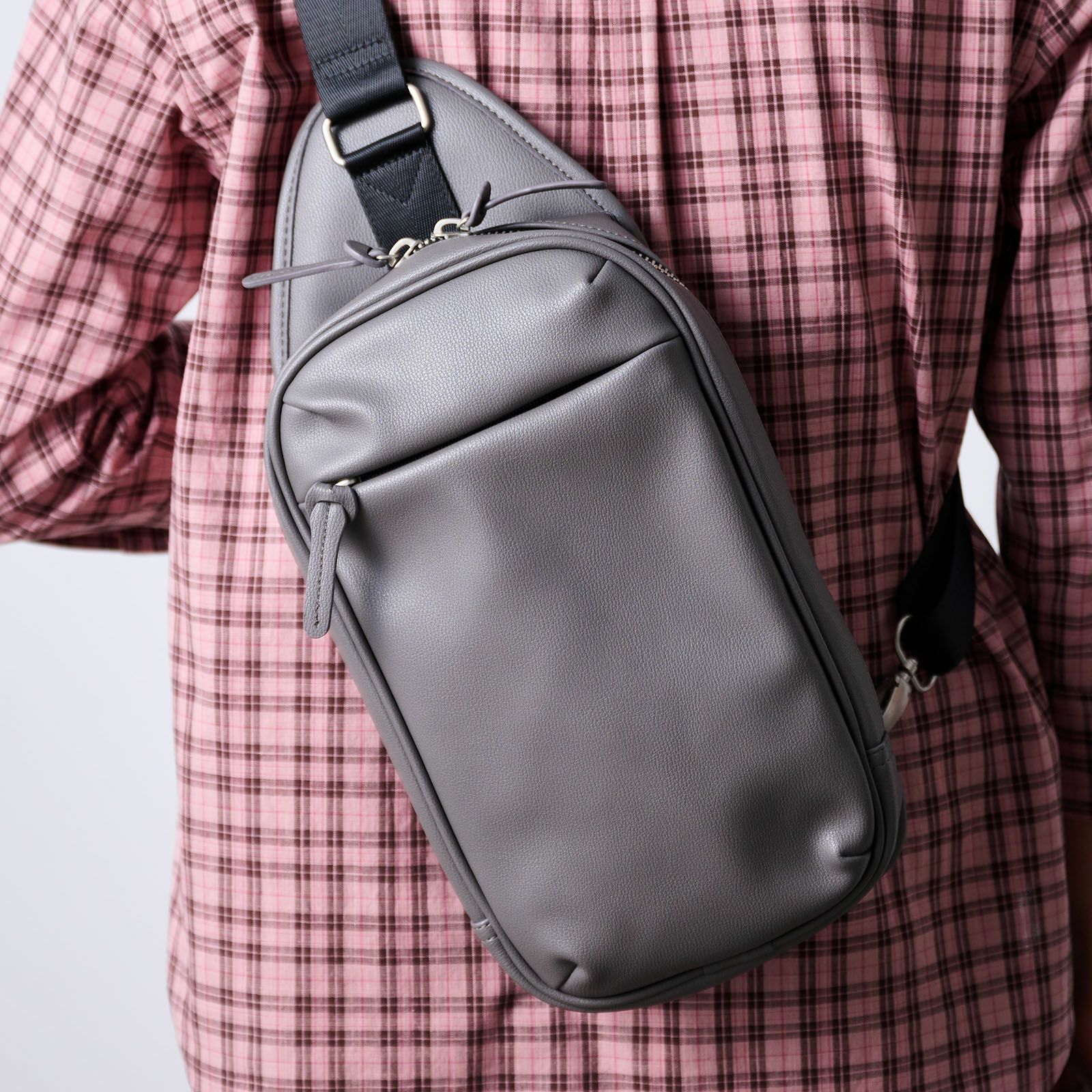 合皮ボディバッグ