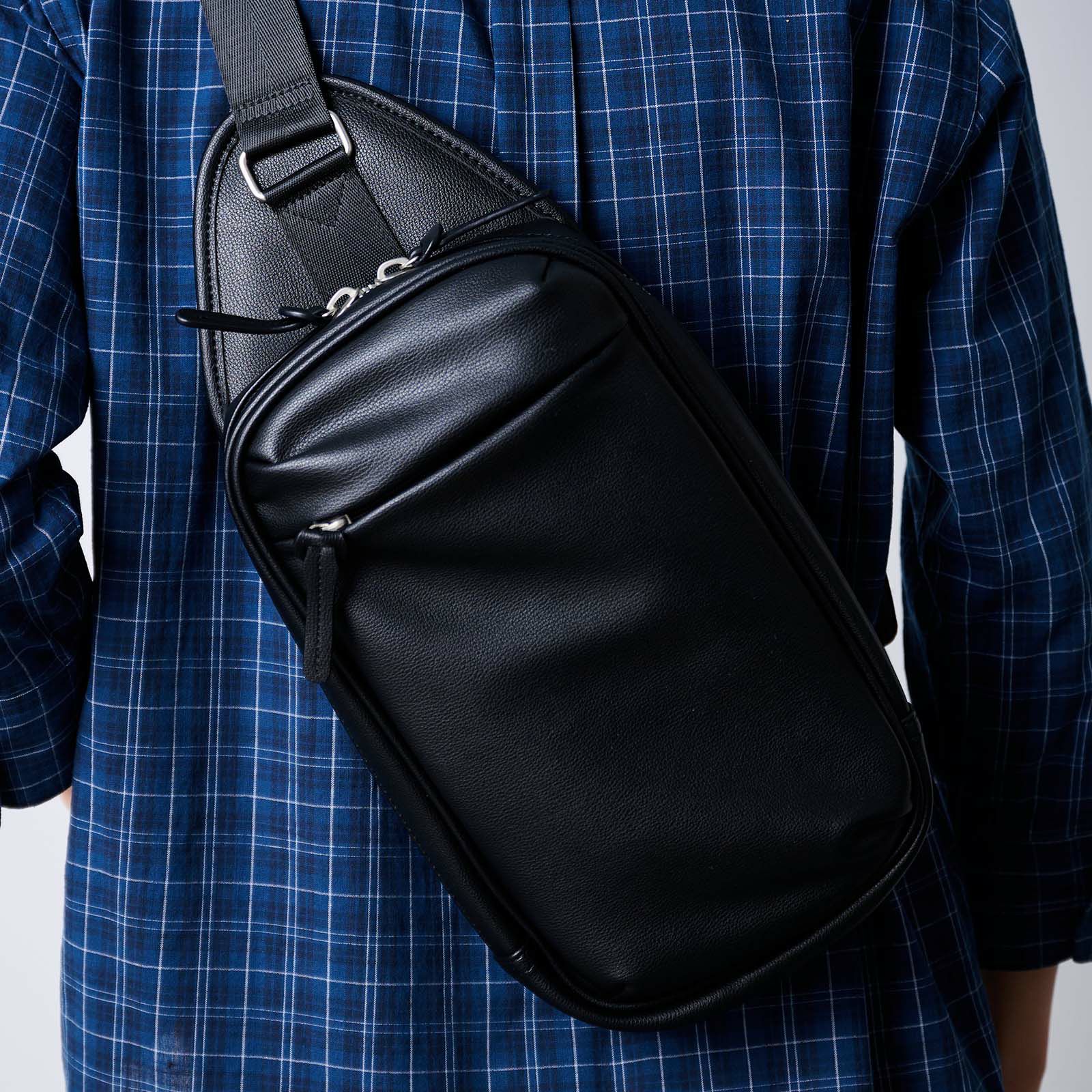 合皮ボディバッグ