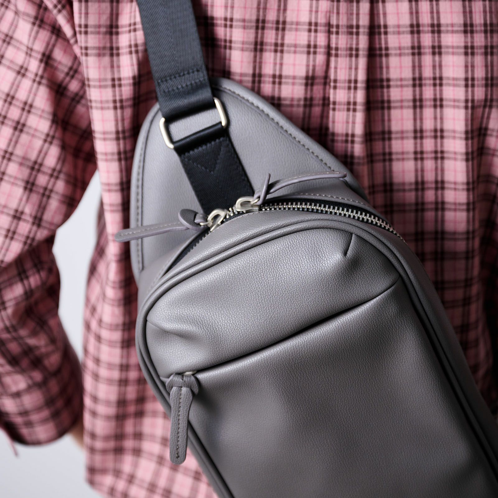 合皮ボディバッグ