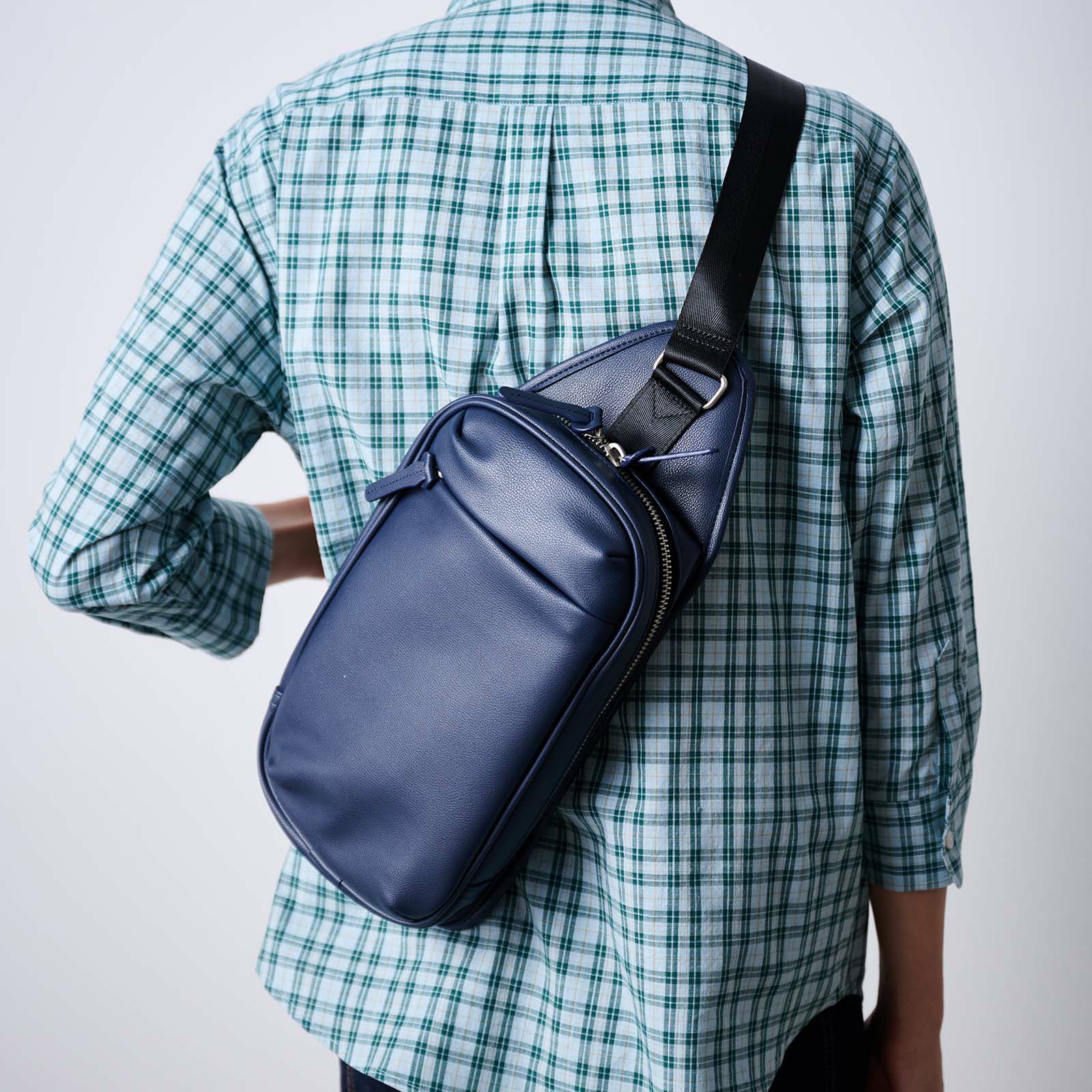 合皮ボディバッグ