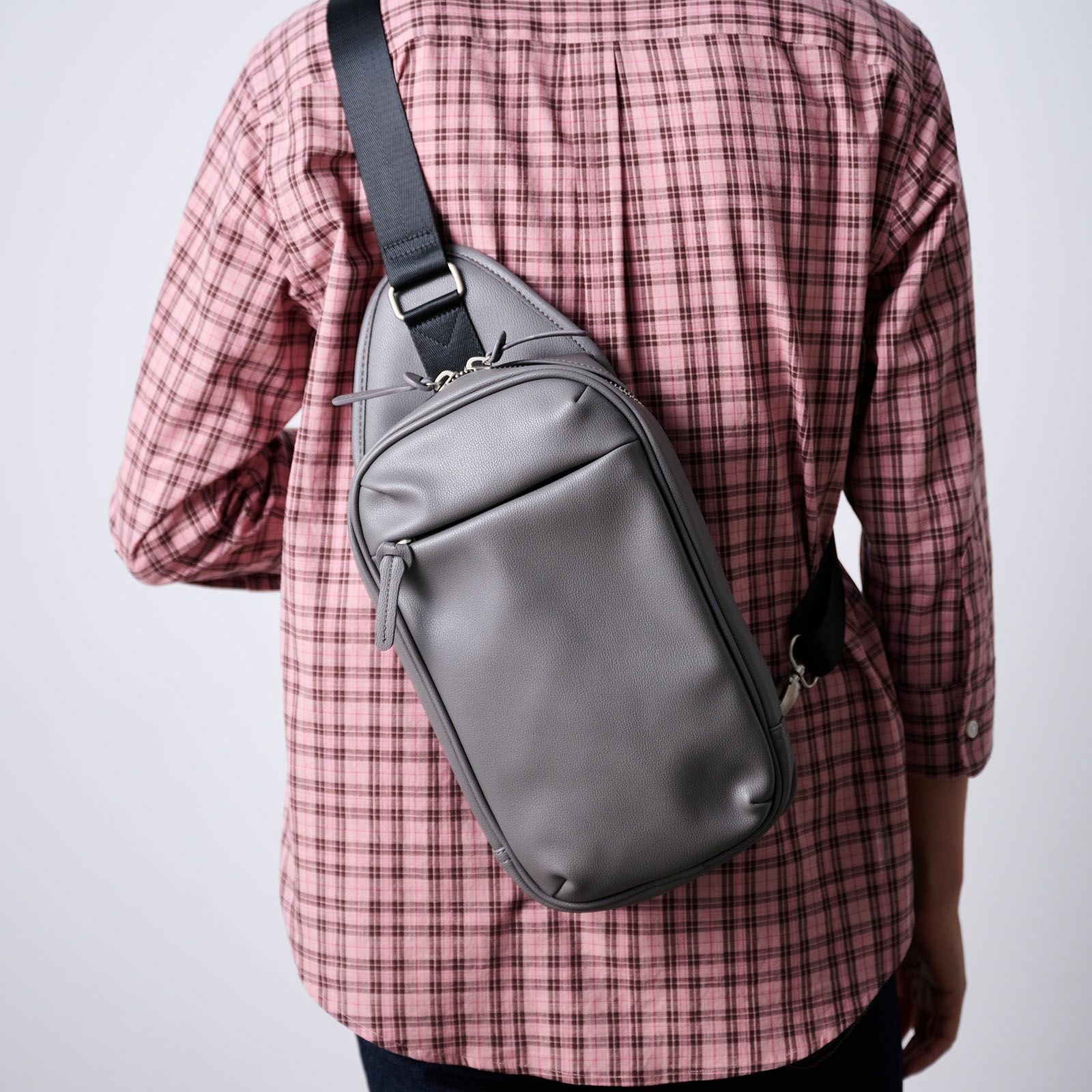 合皮ボディバッグ