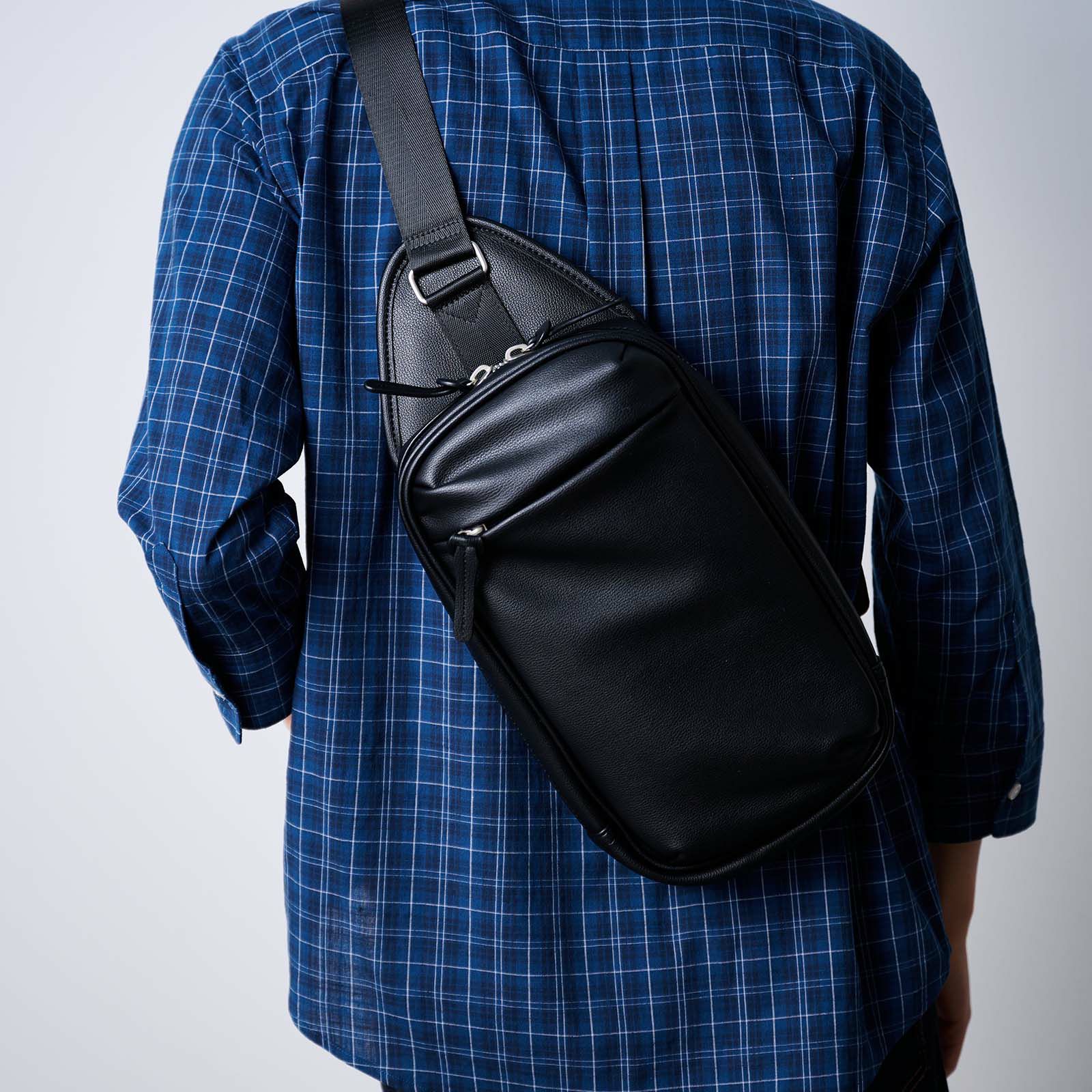 合皮ボディバッグ