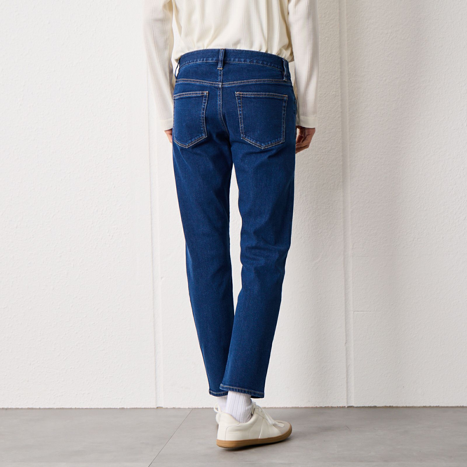 スリムフィット　ストレッチジーンズ