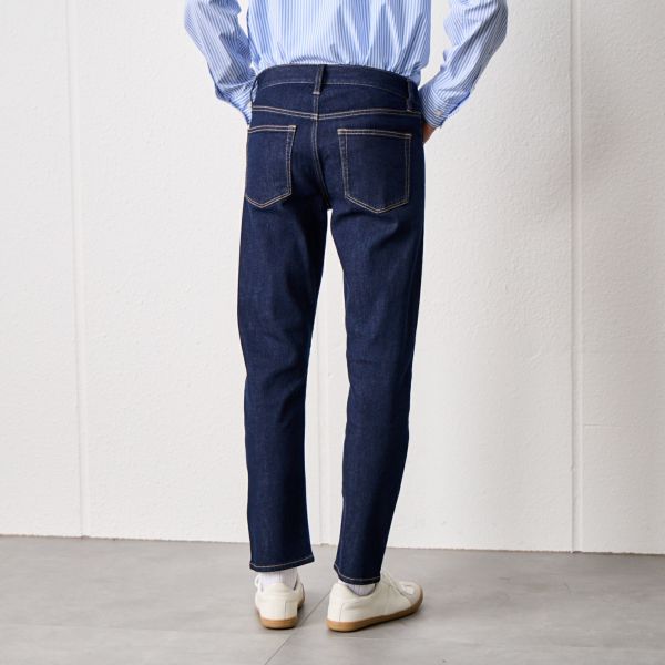 スリムフィット　ストレッチジーンズ