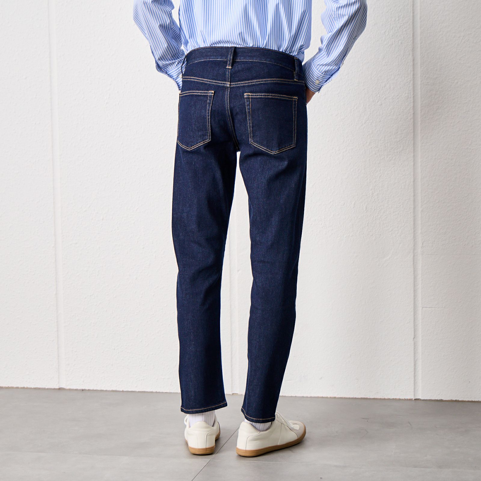 スリムフィット　ストレッチジーンズ