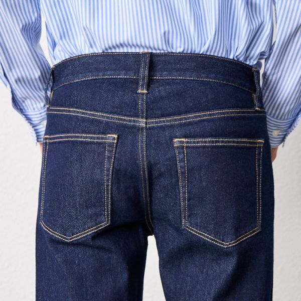 スリムフィット　ストレッチジーンズ