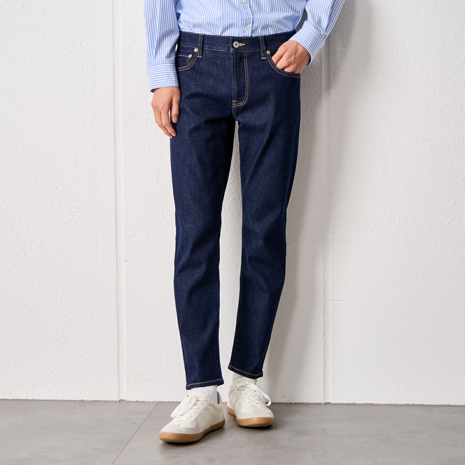 スリムフィット　ストレッチジーンズ