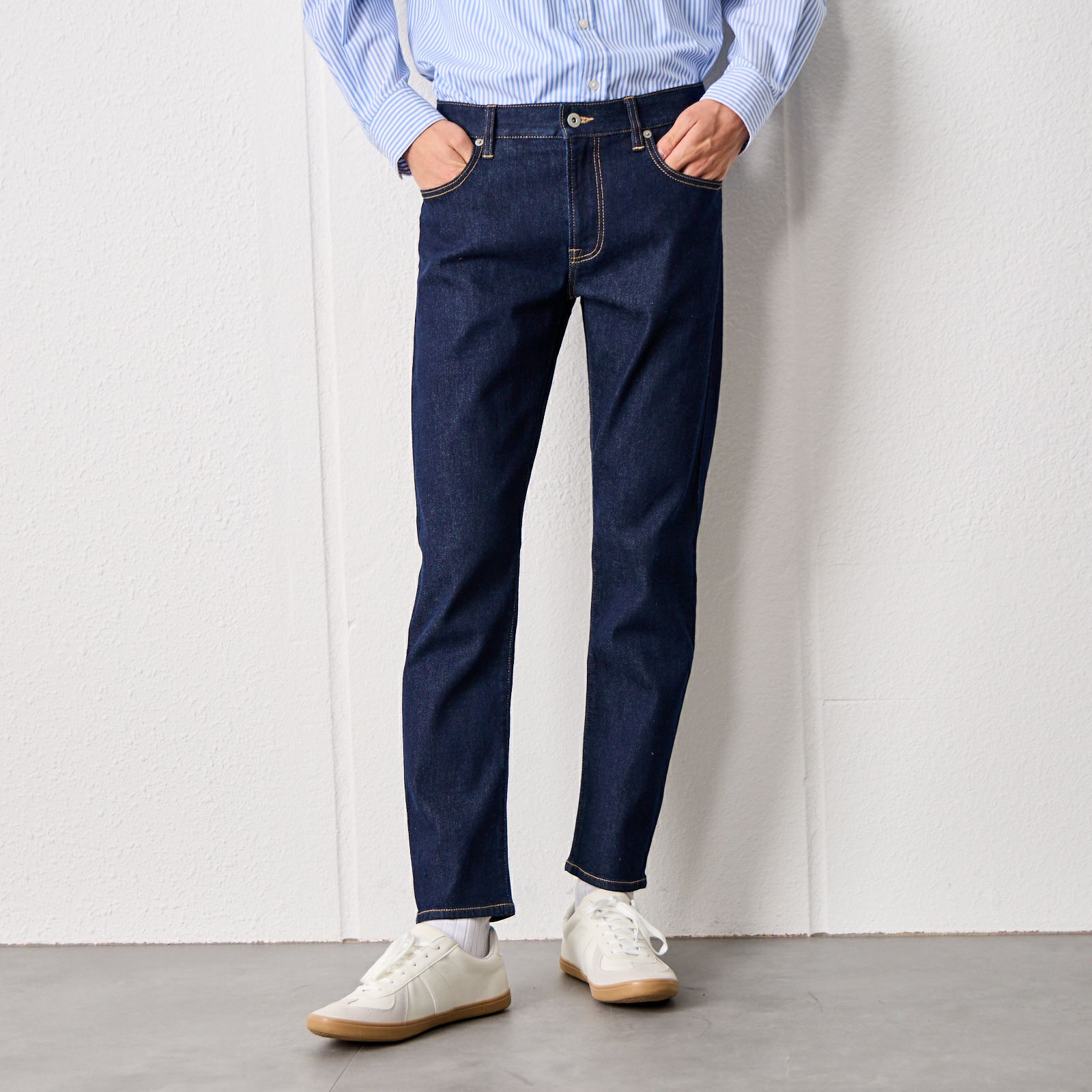 スリムフィット　ストレッチジーンズ