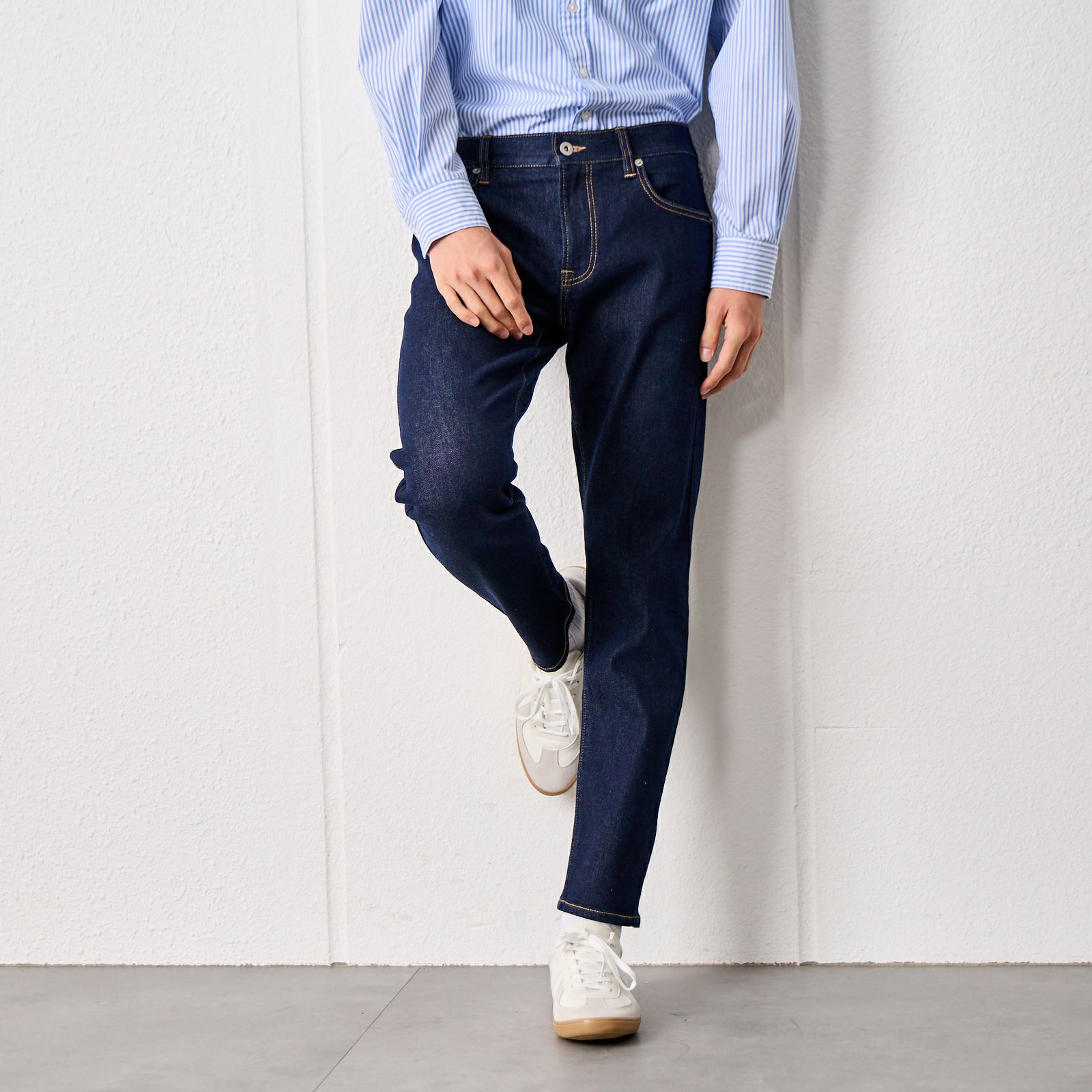 スリムフィット　ストレッチジーンズ