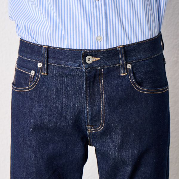 スリムフィット　ストレッチジーンズ