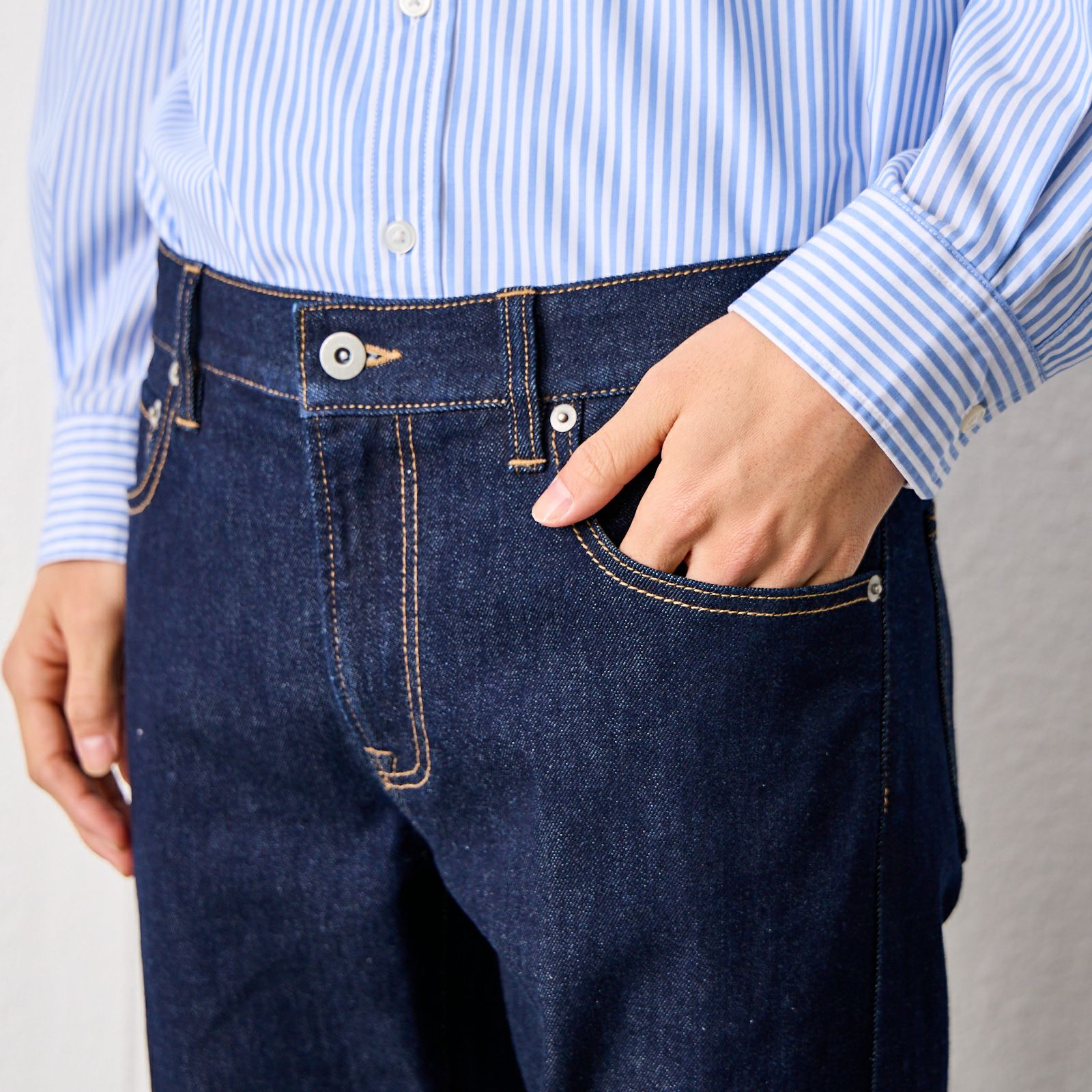 スリムフィット　ストレッチジーンズ