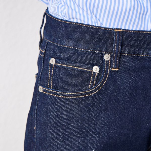 スリムフィット　ストレッチジーンズ