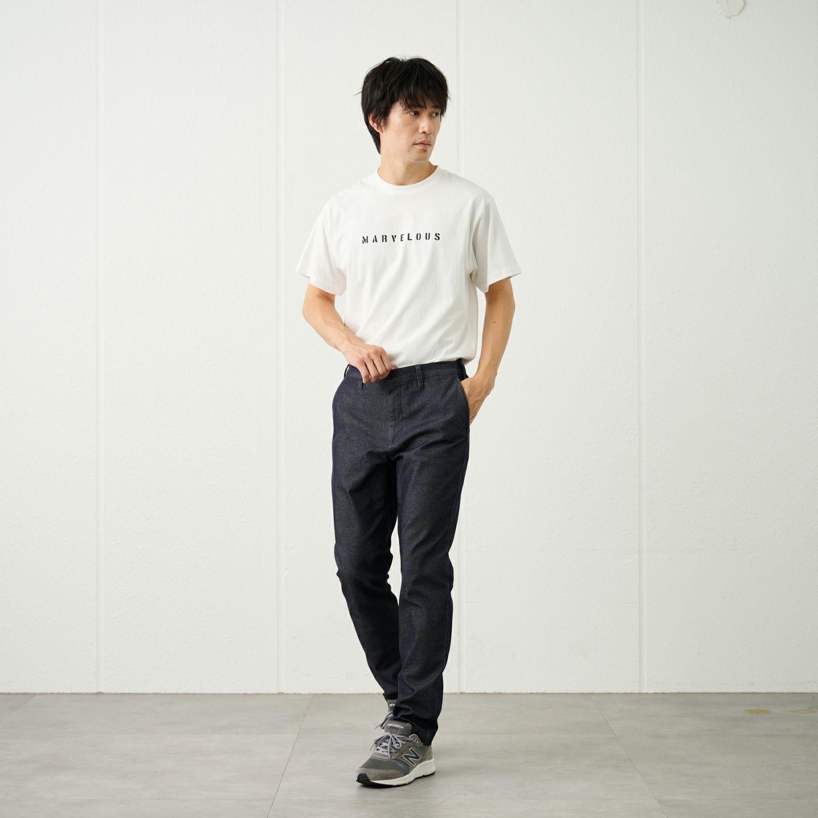 レギュラーフィット　スーパーストレッチチノパンツ（チャコールグレー）