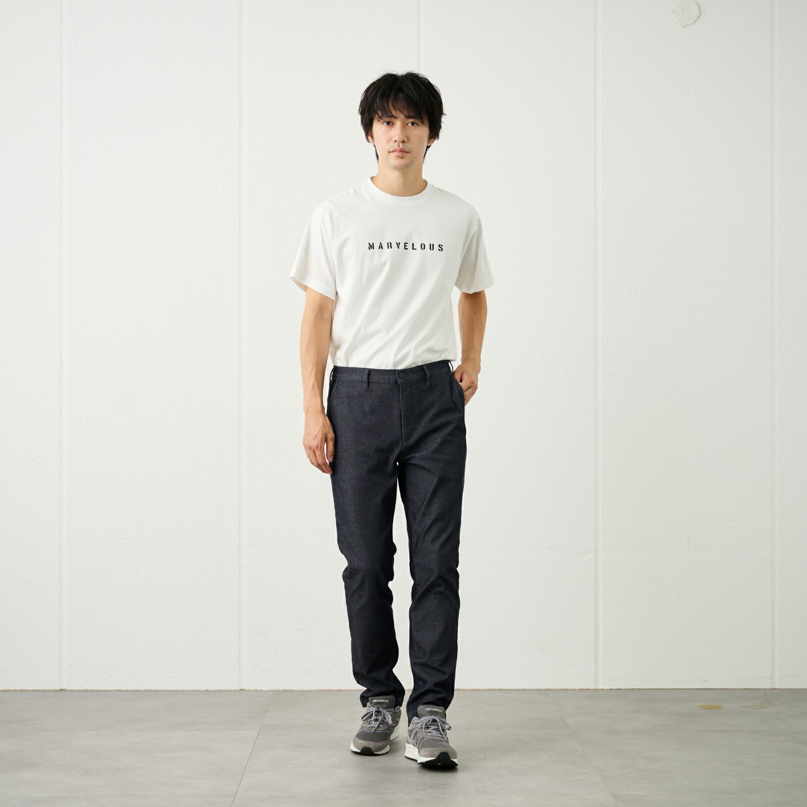 レギュラーフィット　スーパーストレッチチノパンツ（チャコールグレー）