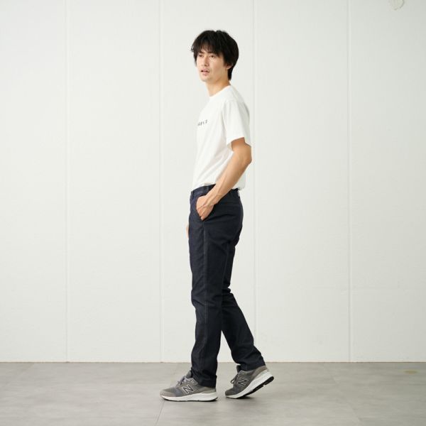 レギュラーフィット　スーパーストレッチチノパンツ（チャコールグレー）