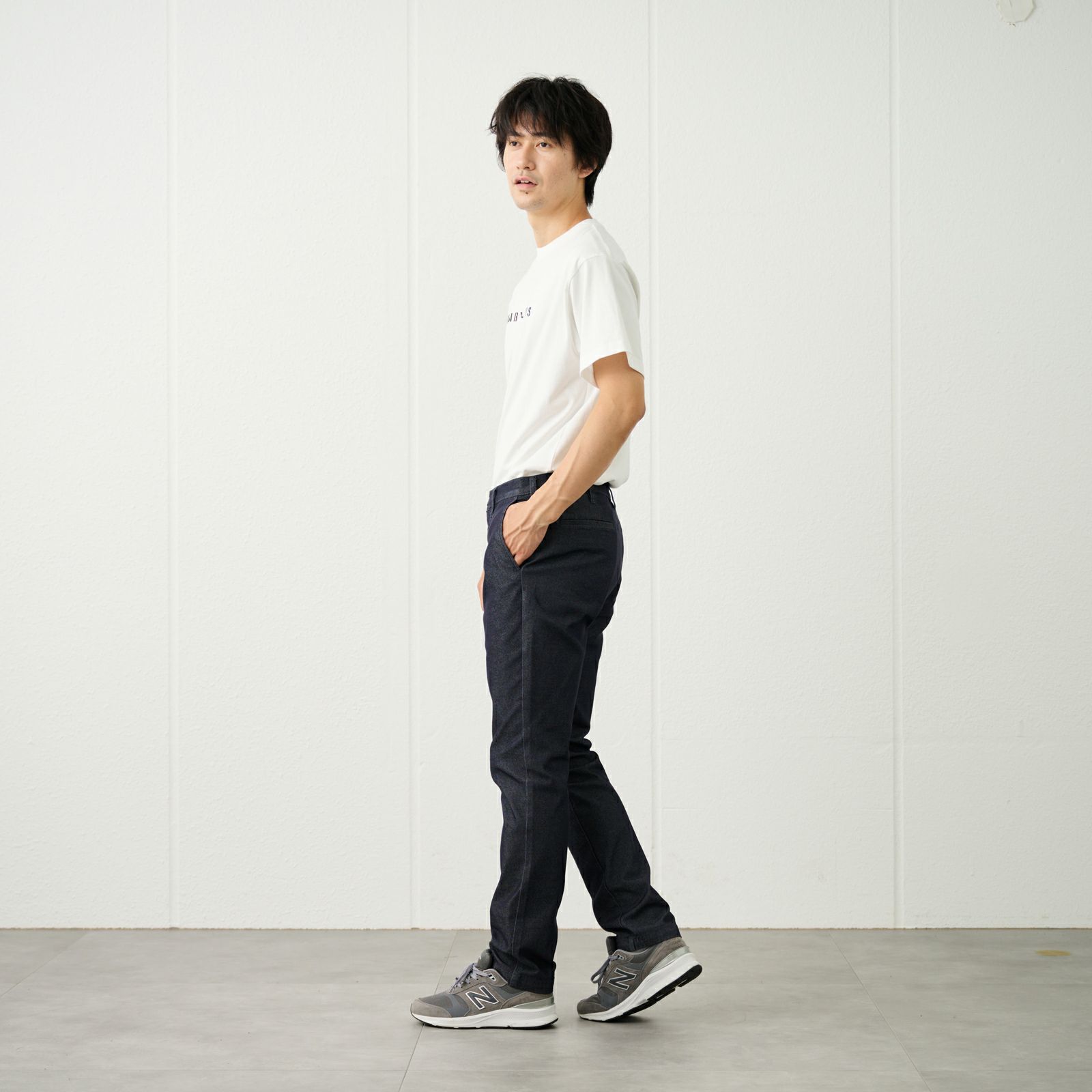 レギュラーフィット　スーパーストレッチチノパンツ（チャコールグレー）