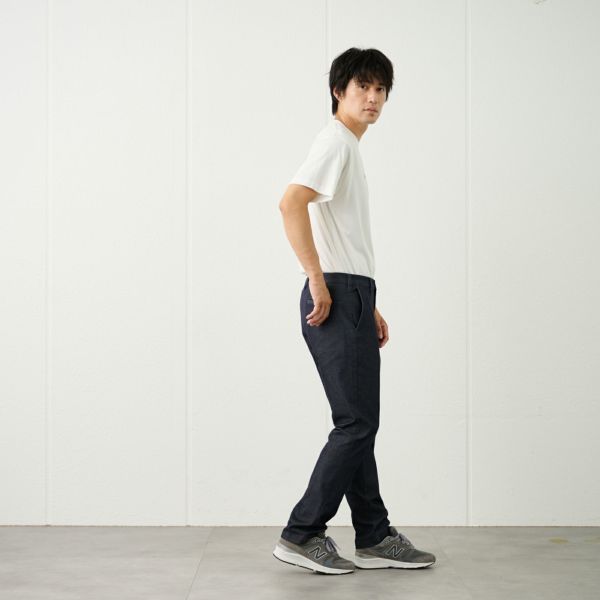 レギュラーフィット　スーパーストレッチチノパンツ（チャコールグレー）