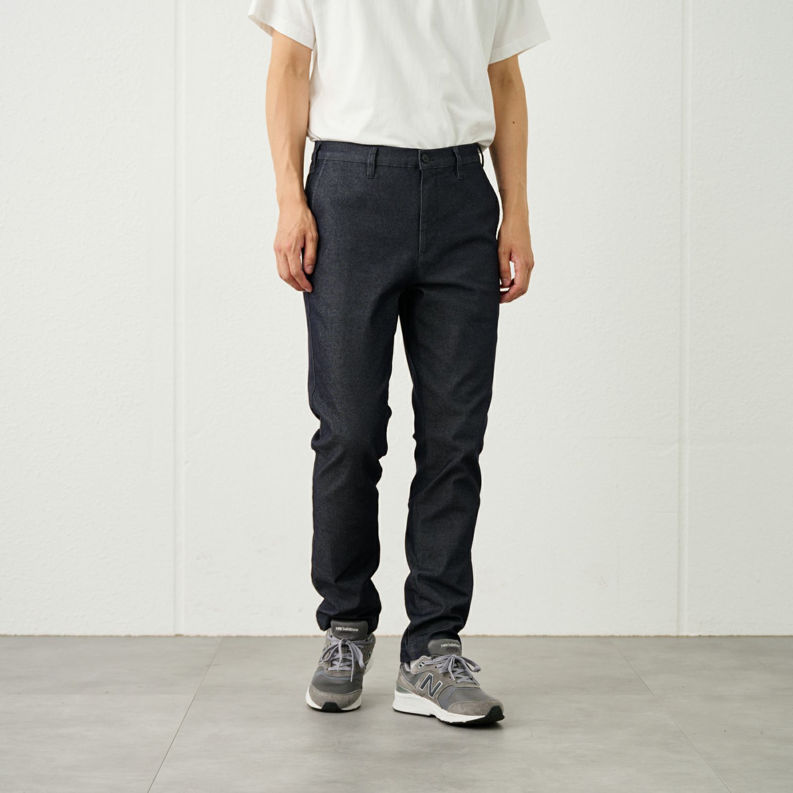 レギュラーフィット　スーパーストレッチチノパンツ（チャコールグレー）