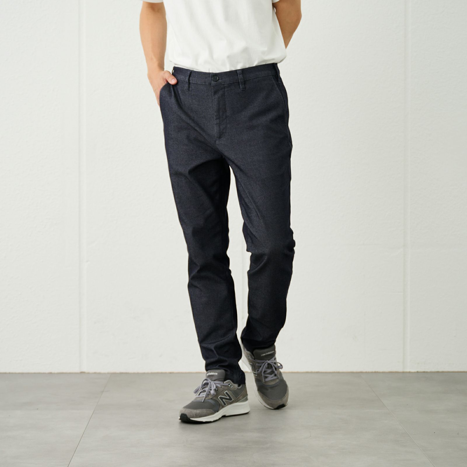 レギュラーフィット　スーパーストレッチチノパンツ（チャコールグレー）