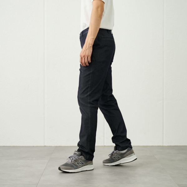 レギュラーフィット　スーパーストレッチチノパンツ（チャコールグレー）