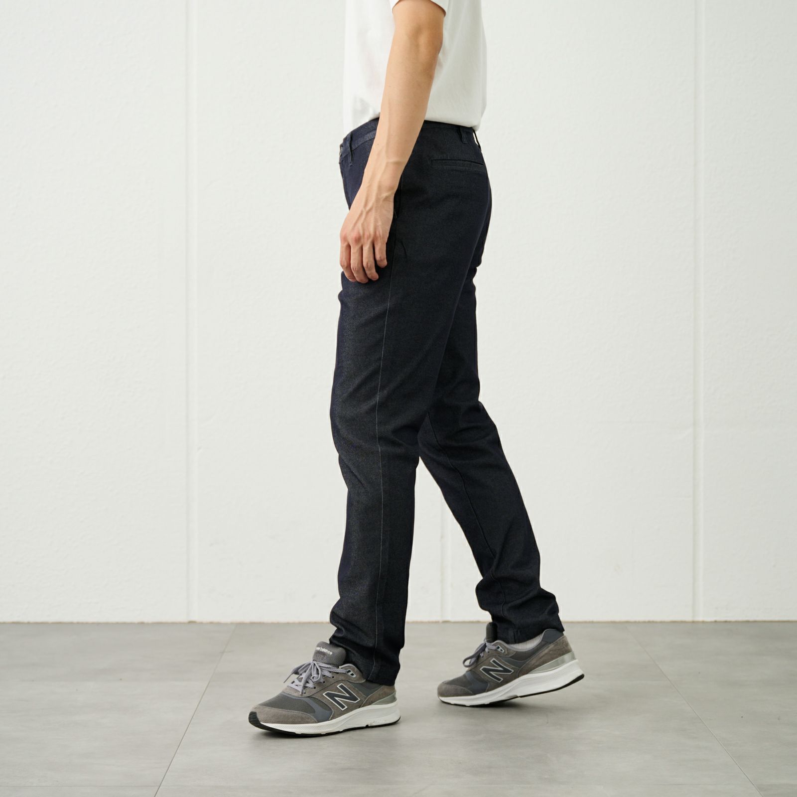 レギュラーフィット　スーパーストレッチチノパンツ（チャコールグレー）