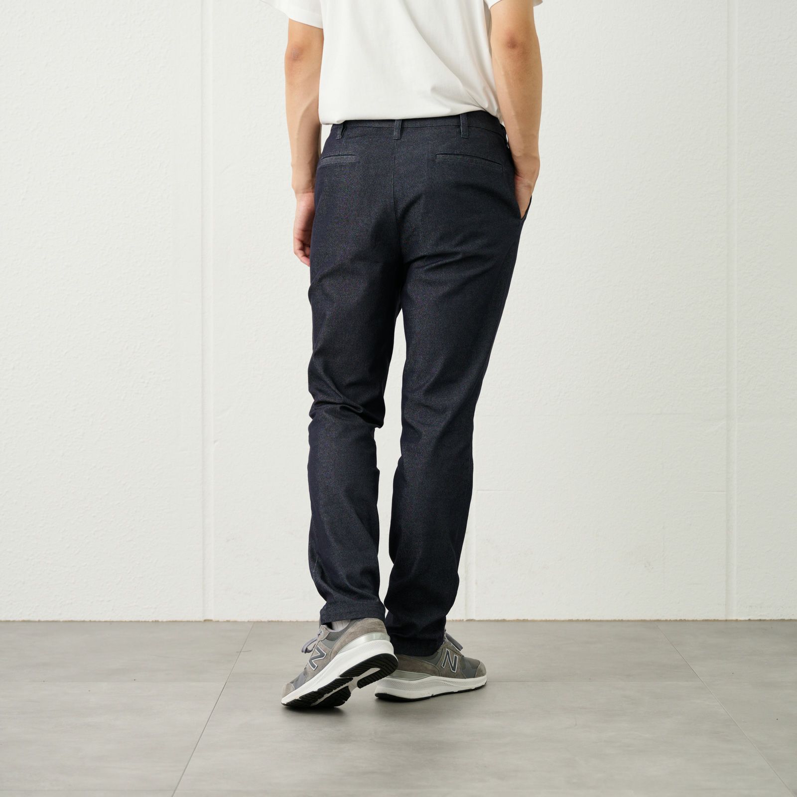 レギュラーフィット　スーパーストレッチチノパンツ（チャコールグレー）