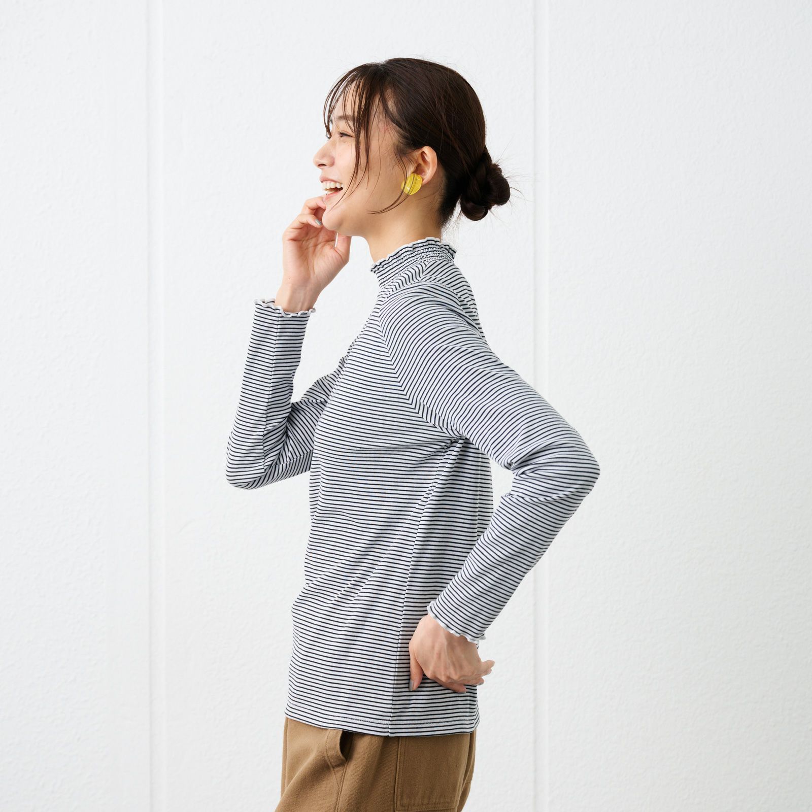 シャーリングネック長袖Tシャツ