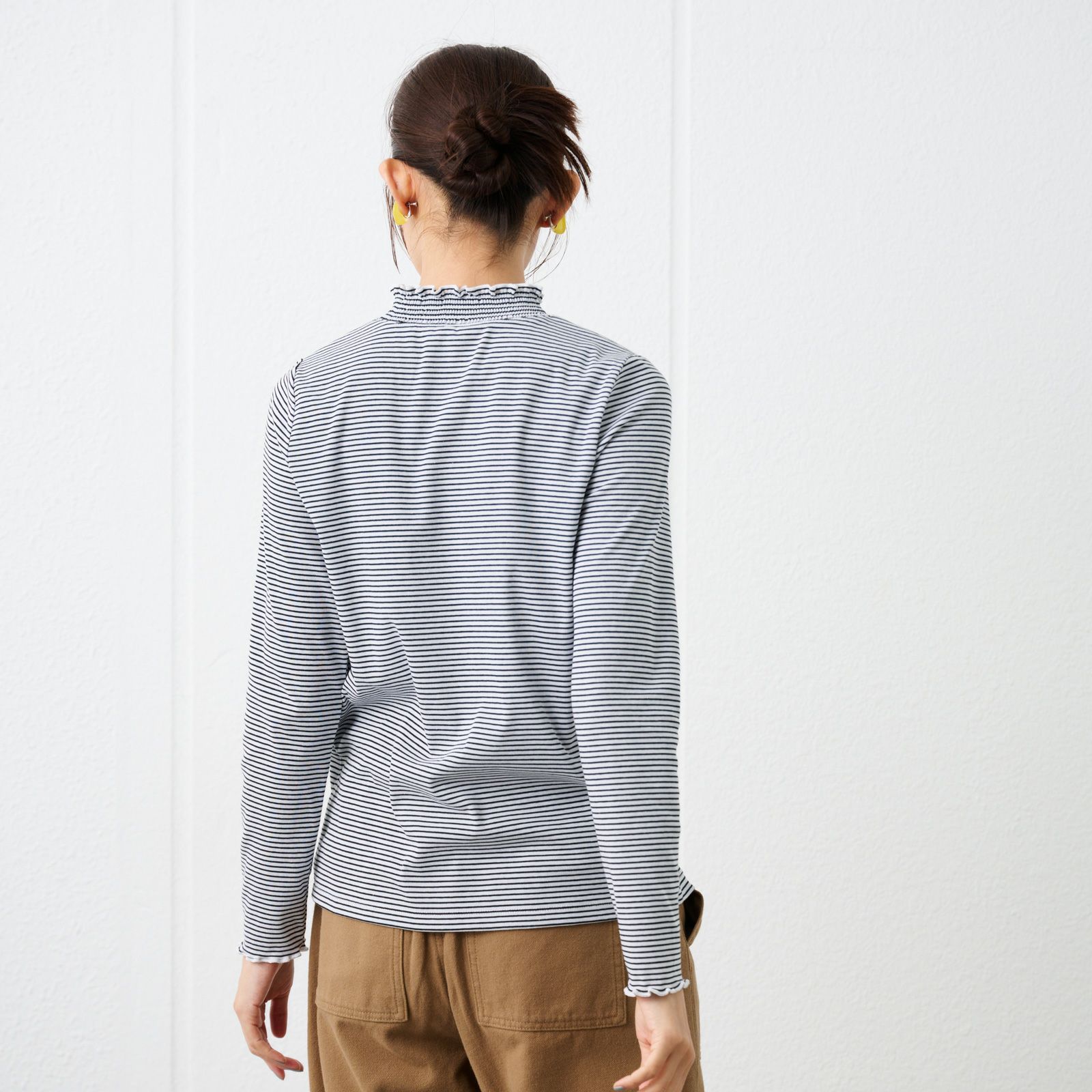 シャーリングネック長袖Tシャツ