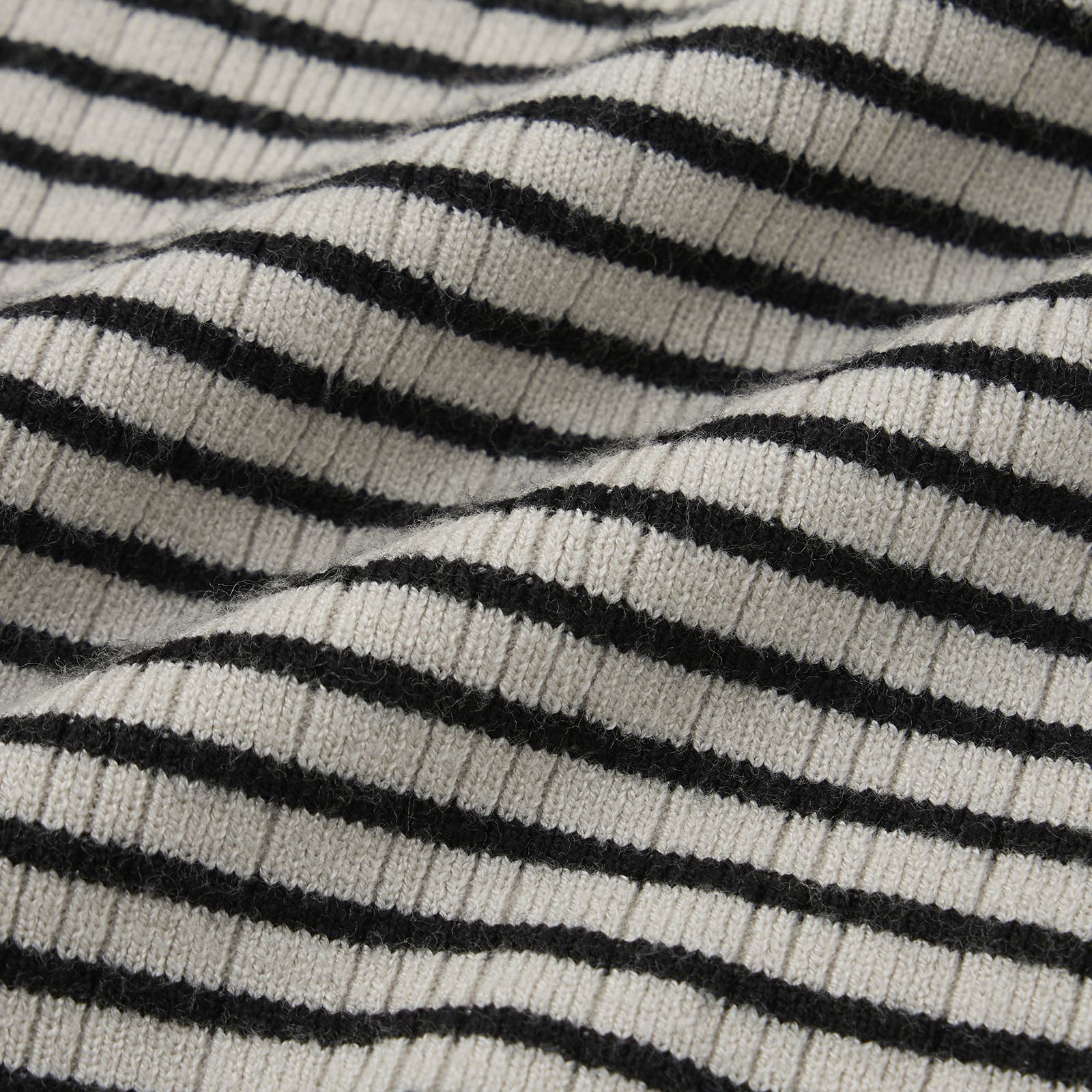 洗える・保温　マシュマロタッチ　フリルネックプルオーバー